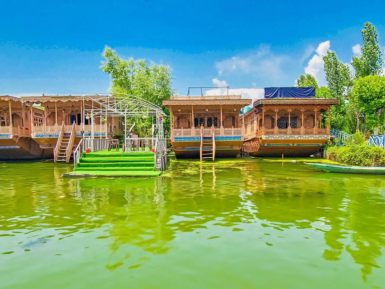 Hotels & Houseboats